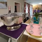 3 Bedroom Gorgeous In 別荘 *